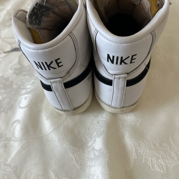 Nike women’s Blazer Mid  ’77 white and black - Picture 2 of 5